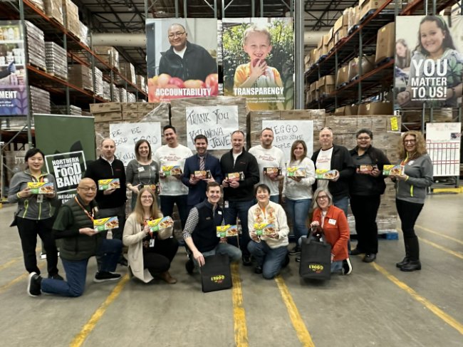 Jewel-Osco and Kellanova at food bank.